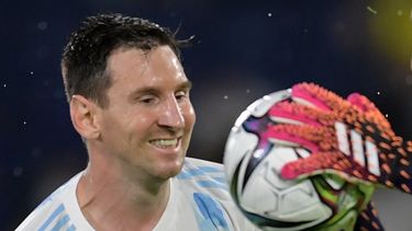 El arquero colombiano David Ospina atrapa el balón junto al argentino Lionel Messi durante un&nbsp; partido de clasificación sudamericano para la Copa Mundial de la FIFA Catar 2022 en el Estadio Metropolitano de Barranquilla.