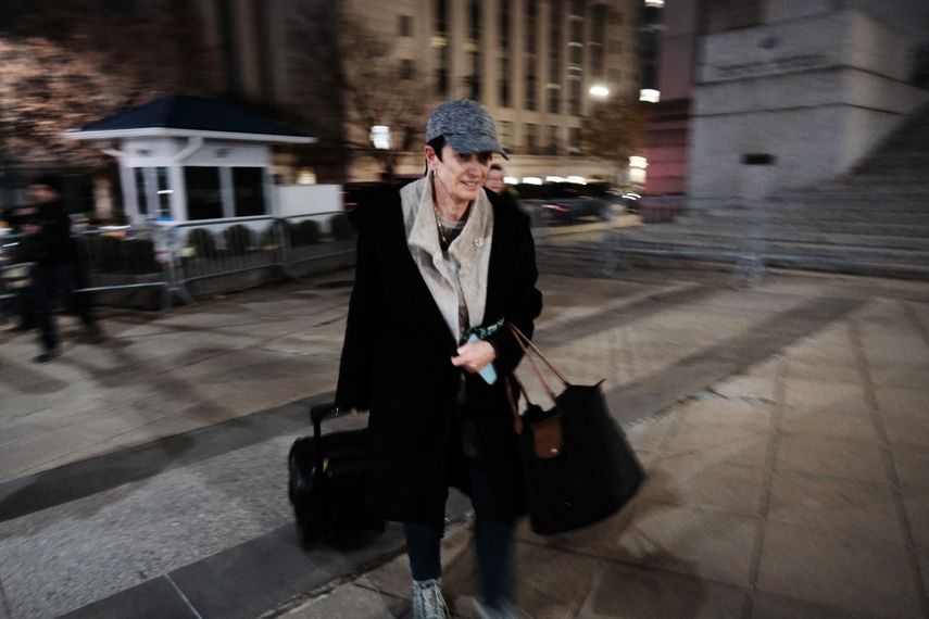 Isabel Maxwell abandona un tribunal de Manhattan después de asistir al juicio de su hermana, la socialité británica Ghislaine Maxwell, por tráfico sexual de niños en un tribunal federal de Manhattan el 3 de diciembre de 2021 en la ciudad de Nueva York. Maxwell, de 59 años, está acusado de ayudar al financiero Jeffrey Epstein a reclutar y abusar sexualmente de cuatro niñas menores de edad durante años. Si es declarado culpable, Maxwell podría enfrentar hasta 80 años de prisión.&nbsp;