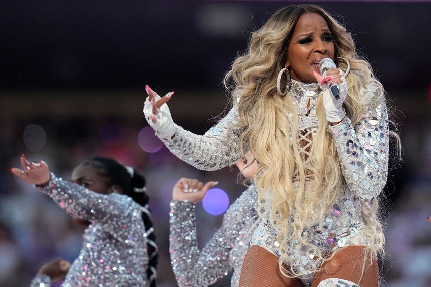 Mary J. Blige se presenta durante el medio tiempo del partido de fútbol americano Super Bowl 56 de la NFL entre Los Angeles Rams y Cincinnati Bengals el domingo 13 de febrero de 2022 en Inglewood, California.
