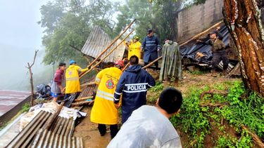 Fuerzas de rescate se trasladaron hasta lugares afectados en El Salvador.