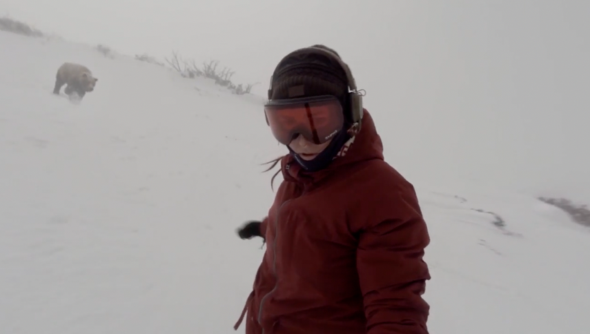 La joven aparece con el oso muy cerca (CAPTURA DE PANTALLA)