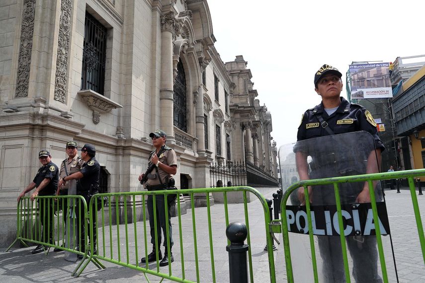 Miembros de la Policía Nacional del&nbsp;Perú&nbsp;montan guardia el miércoles 21 de marzo de 2018, en los accesos al Palacio de Gobierno, en Lima, la capital, tras la renuncia de Pedro Pablo Kuczynski a la presidencia.