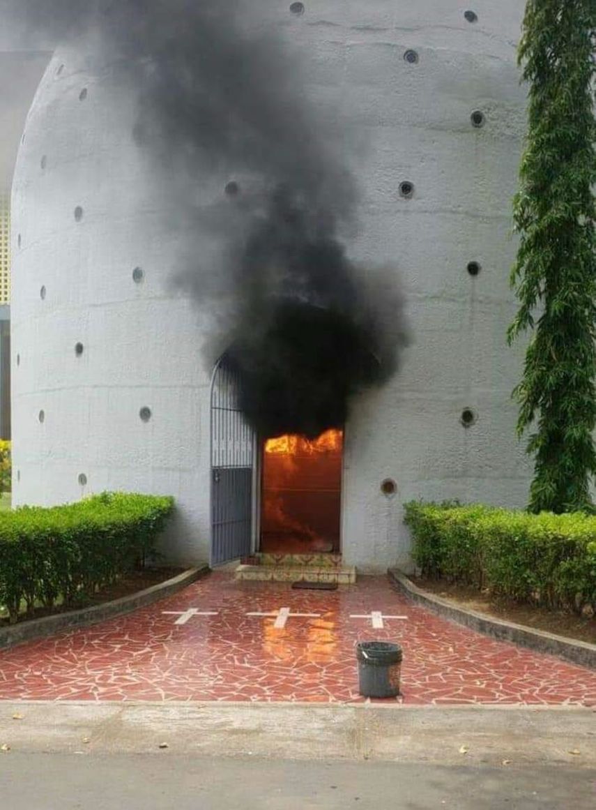 Las llamas en el altar y el humo sale por una de las puertas tras el atentado perpetrado en la Catedral de Managua.