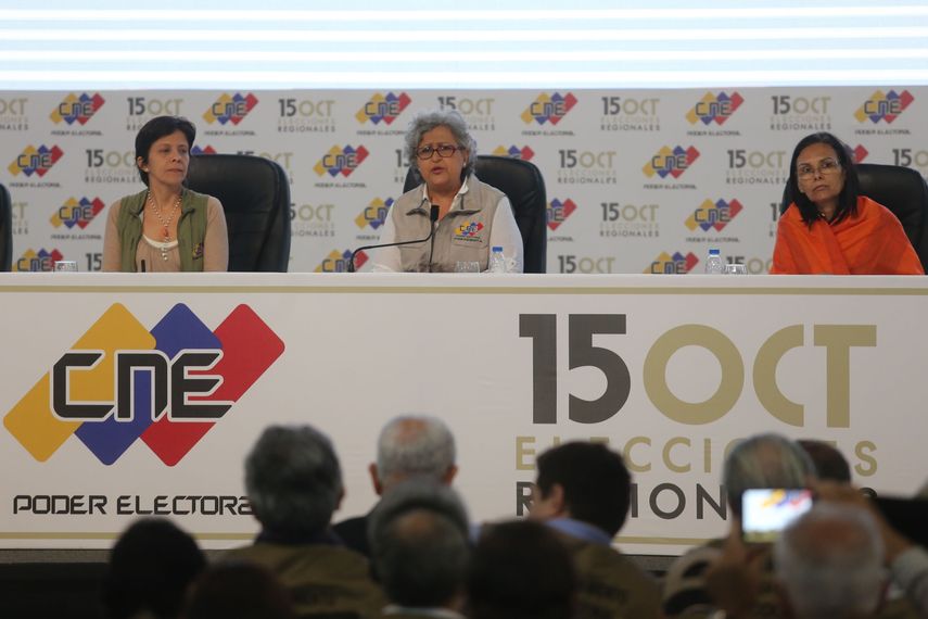 Las rectoras del Consejo Nacional Electoral (CNE), Sandra Oblitas (d) , la presidenta Tibisay Lucena y Socorro Hernández (i) , mientras participan en el anuncio de resultados oficiales de las elecciones regionales hoy, domingo 15 de octubre de 2017, en Caracas (Venezuela).&nbsp;&nbsp;