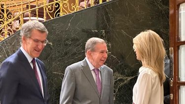 El presidente electo de Venezuela, Edmundo González Urrutia (centro), junto a los líderes del Partido Popular, Cayetana Álvarez de Toledo y Alberto Núñez Feijóo