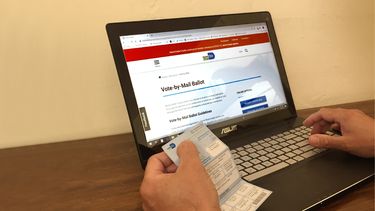 Puede solicitar el voto por correo a través de Internet o teléfono.