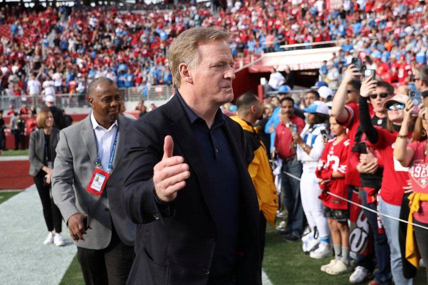 Roger Goodell, comisionado de la NFL, saluda a los espectadores antes de la final de la Conferencia Nacional entre los 49ers de San Francisco y los Lions de Detroit, el domingo 28 de enero de 2024&nbsp;