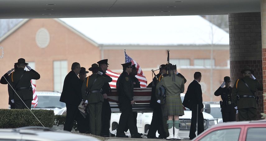 Fotograf&iacute;a de archivo del 22 de diciembre de 2010 de agentes cargando el ata&uacute;d del agente de la Patrulla Fronteriza Brian Terry afuera del Greater Grace Temple despu&eacute;s de su funeral en Detroit.