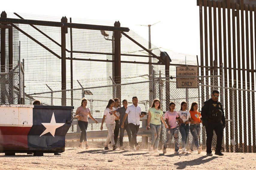 La crisis de inmigración se agudiza en la frontera sur, donde cruzan miles de migrantes en busca de asilo.