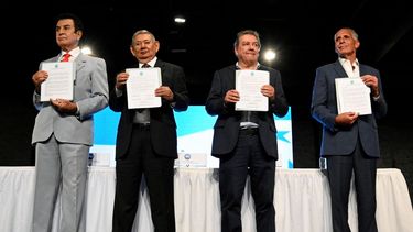 Los candidatos presidenciales hondureños Salvador Nasralla (izq.), Mario Rivera (2.º der.), Nasry Asfura (der.) y el exjefe de las Fuerzas Armadas, Mario Raúl Pacheco (2.º izq.), muestran el Acuerdo Democrático para la Defensa del Voto tras su firma en Tegucigalpa el 11 de noviembre de 2025.&nbsp;