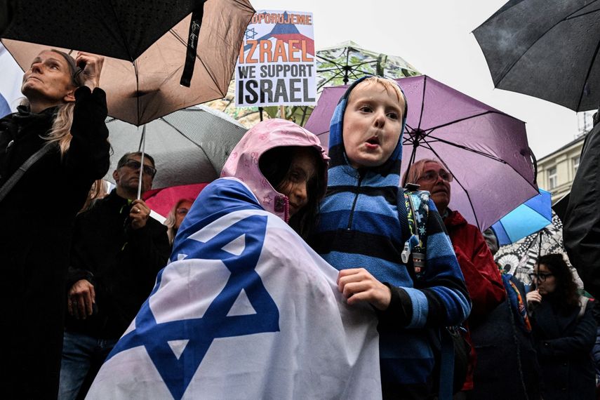 Se ve a niños sosteniendo la bandera de Israel durante una manifestación en apoyo de Israel el 9 de octubre de 2023 en Praga, después de que militantes de Hamas lanzaran un ataque sorpresa contra