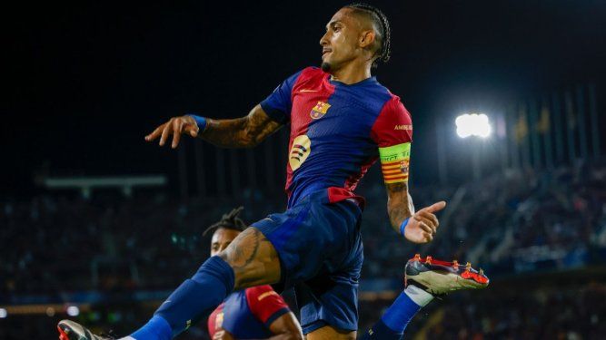 Raphinha celebra tras anotar el segundo gol del Barcelona ante Young Boys en la Liga de Campeones, el martes 1 de octubre de 2024, en Barcelona.