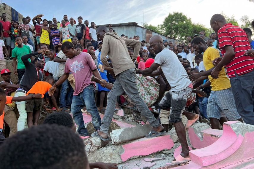 Varias personas ayudan a una persona herida después de que una casa se derrumbó debido a un terremoto en Jeremie, al sur de Haití, el 6 de junio de 2023.&nbsp;