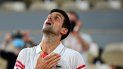 El serbio Novak Djokovic celebra tras vencer al español Rafael Nadal en la semifinal del Roland Garros 2021 El serbio Novak Djokovic celebra tras vencer al español Rafael Nadal en la semifinal del Roland Garros 2021