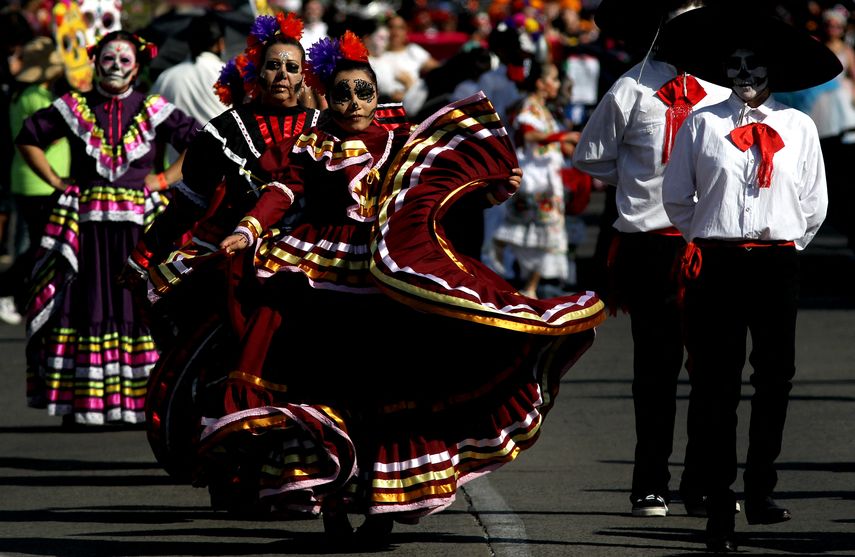 México honra a sus muertos en desfile ancestral
