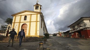 Regresan miles de desplazados por violencia armada en Colombia