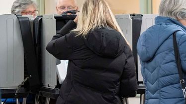 Electores en Estados Unidos ejercen su derecho al voto.