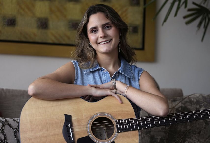 La cantante venezolana Tiare posa en su casa en Lima, Perú, el 24 de octubre de 2022. Tiare está nominada al Latin Grammy como mejor nuevo artista.