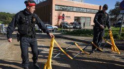 Dos agentes de los Mossos dEsquadra acordonan una zona en el laboratorio del IRTA, a 18 de diciembre de 2025, en Cerdanyola, Barcelona, Catalunya (España) Dos agentes de los Mossos dEsquadra acordonan una zona en el laboratorio del IRTA, a 18 de diciembre de 2025, en Cerdanyola, Barcelona, Catalunya (España)