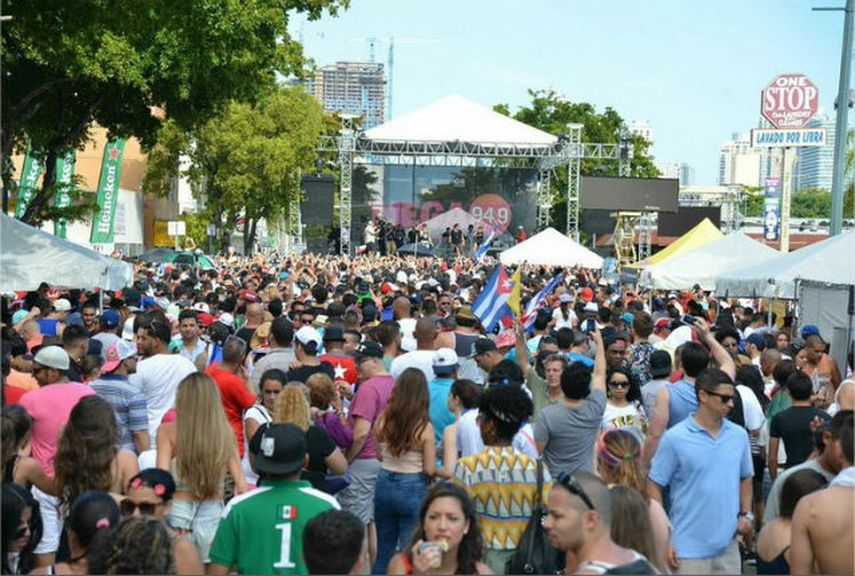 Miles de personas se congregaron a lo largo de la Pequeña Habana durante la edición 2014 del Festival de la Calle Ocho. (ÁLVARO MATA)