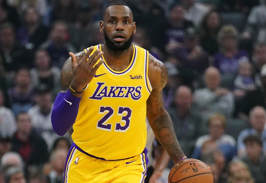 James jugará su decimoquinto&nbsp;Juego de&nbsp; Estrellas&nbsp;como titular, y empata con el escolta Kobe Bryant, mientras que iguala también con Tim Duncan, Kevin Garnett y Shaquille ONeal en la lista de los jugadores que tuvieron 15 viajes al All-Star.