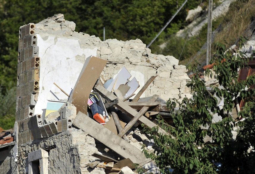 Estado de un edificio dos días después del devastador&nbsp;terremoto&nbsp;en Pescara del Tronto.