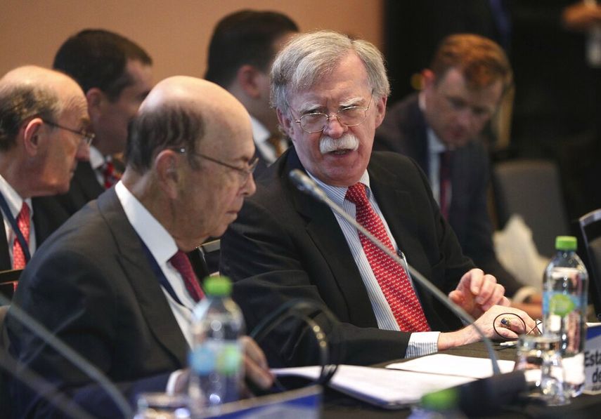 El asesor de Seguridad Nacional de Estados Unidos, John Bolton, junto al secretario de Comercio, Wilbur Ross, durante la conferencia internacional sobre la crisis en Venezuela, que se realiza en Lima, Perú.