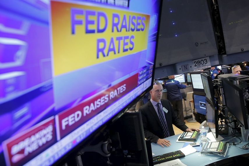 Operadores trabajando en la Bolsa de Nueva York, luego de que la Reserva Federal subiera las tasas de interés (REUTERS)