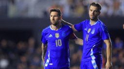 Lionel Messi (izq) y Giovani Lo Celso de Argentina reaccionan durante el partido amistoso internacional entre Puerto Rico y su selección en el Chase Stadium, el 14 de octubre de 2025 en Fort Lauderdale, Florida.&nbsp;