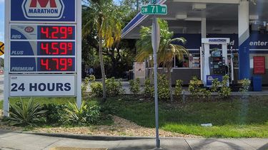 Pizarra de precios actuales en una gasolinera en la ciudad de Miami.