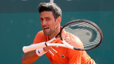 Novak Djokovic suelta su raqueta durante la final del Abierto de Serbia ante Andrey Rublev, el 24 de abril de 2022