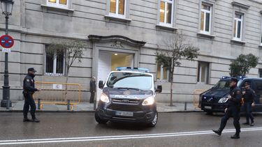 &nbsp;El furgón policial con el candidato a la Presidencia del Govern, Jordi Turull; la expresidenta del Parlament Carme Forcadell; y los exconsellers Raül Romeva, Josep Rull y Dolors Bassa a su salida del Tribunal Supremo.&nbsp;