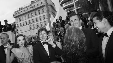 Tom Cruise, segundo a la izquierda, gesticula al llegar al estreno de la película Top Gun: Maverick en el 75° Festival Internacional de Cine de Cannes, sur de Francia, el miércoles 18 de mayo de 2022.
