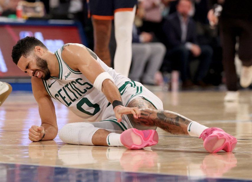 Jayson Tatum #0 de los Boston Celtics yace en el suelo tras lesionarse contra los New York Knicks durante el último cuarto del cuarto partido de la segunda ronda de los playoffs de la NBA de la Conferencia Este en el Madison Square Garden el 12 de mayo de 2025 en la ciudad de Nueva York.