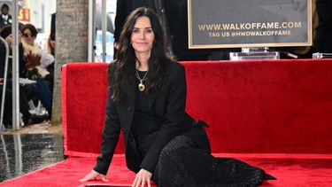La actriz estadounidense Courteney Cox posa para una foto con su nueva estrella del Paseo de la Fama de Hollywood durante una ceremonia en Hollywood, California, el 27 de febrero de 2023.