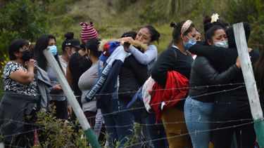 Familiares de presos se reúnen afuera de la cárcel de Turi donde estalló un motín de reclusos en Cuenca, Ecuador, el martes 23 de febrero de 2021. Estallaron disturbios mortales en las cárceles de tres ciudades del país debido a peleas entre bandas rivales, según la policía.