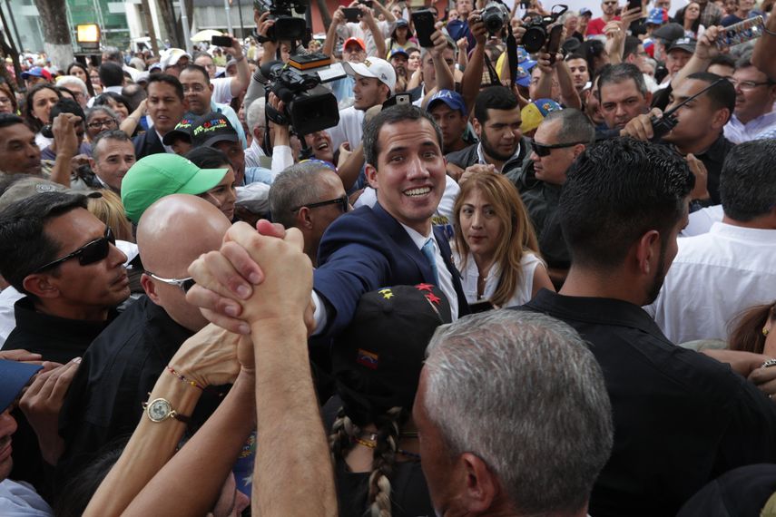 Guaidó saluda a sus seguidores durante un cabildo abierto celebrado en Chacao, Caracas.