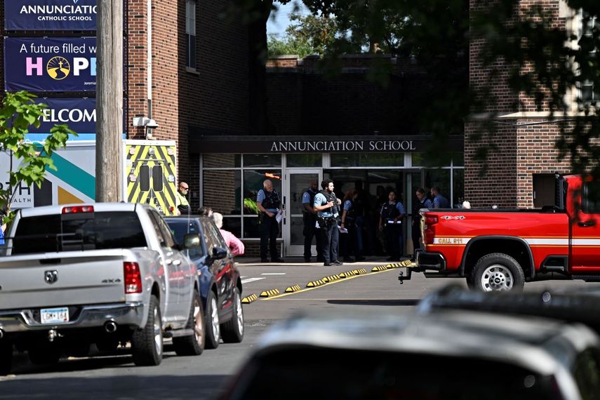 La policía trabaja en la escena del crimen tras un tiroteo masivo en la Iglesia Católica de la Anunciación el 27 de agosto de 2025 en Minneapolis, Minnesota.
