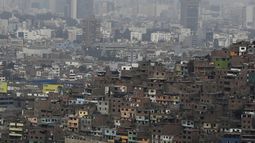 En esta imagen, tomada el 30 de julio de 2020, viviendas de concreto llenan el barrio humilde de El Agustino, con el distrito financiero de San Isidro al fondo, en Lima, Per&uacute;. Per&uacute; fue el primer pa&iacute;s de Latinoam&eacute;rica que impuso una cuarentena generalizada el 16 de marzo para frenar al propagaci&oacute;n del coronavirus.&nbsp;