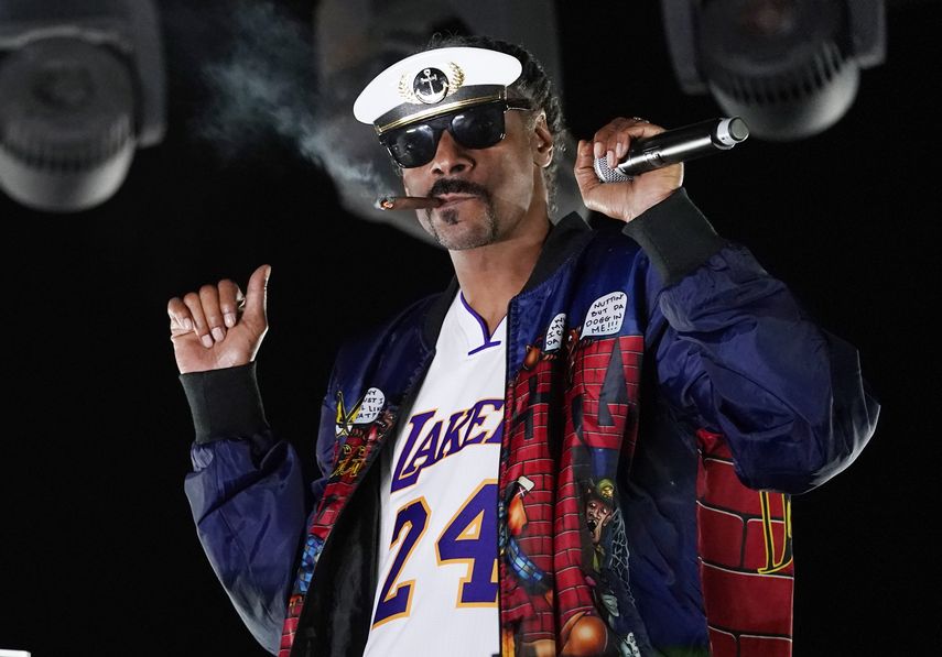 Snoop Dogg actúa como DJ Snoopadelic durante la serie Concerts In Your Car el 2 de octubre de 2020 en Ventura, California.