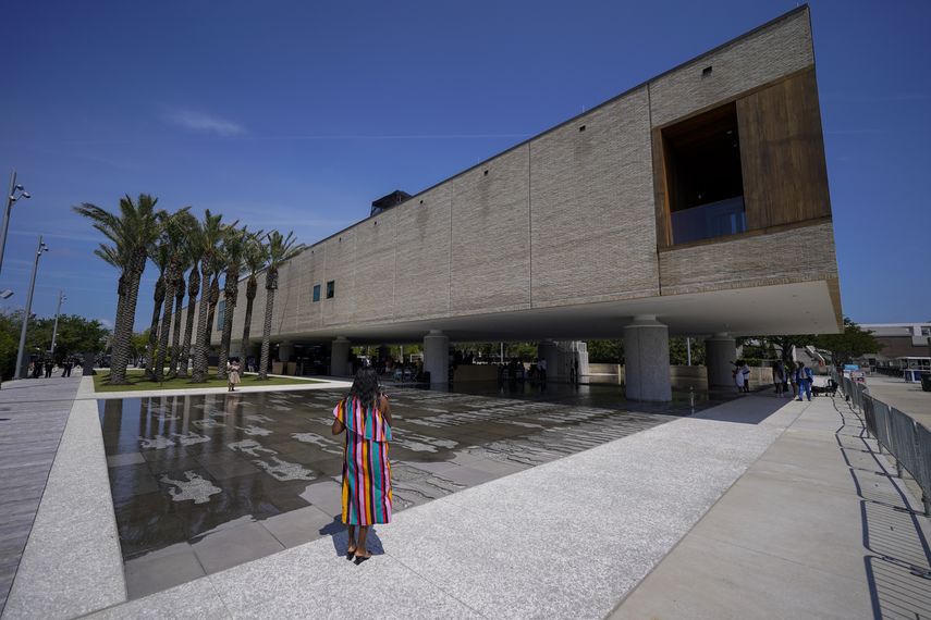 Una visitante toma una fotografía durante la inauguración del Museo Internacional Afroestadounidense el sábado 24 de junio de 2023, en Charleston, Carolina del Sur.