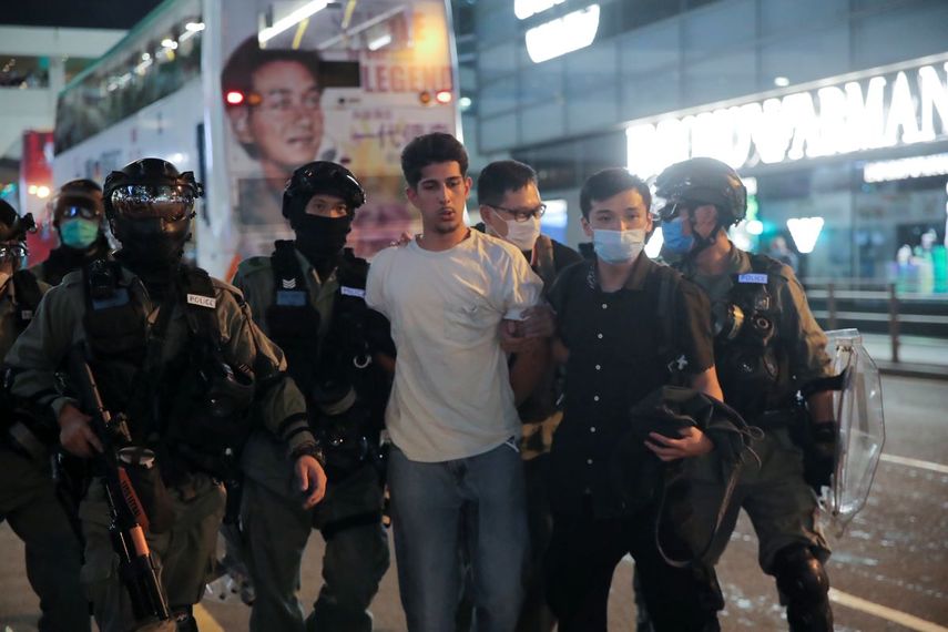 &nbsp; Agentes de la polic&iacute;a detienen a un hombre durante una protesta en Hong Kong, el martes 9 de junio de 2020.&nbsp; &nbsp;