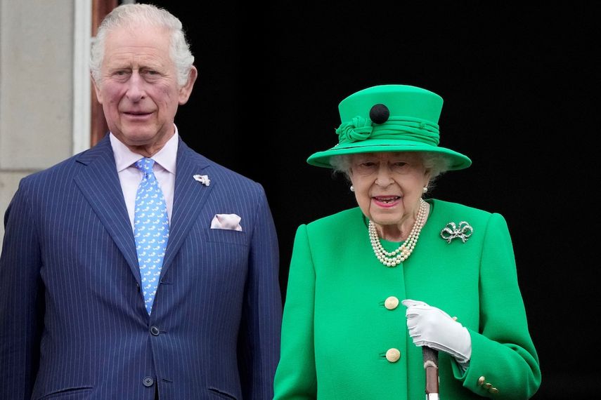 El príncipe Carlos y la reina Isabel II de Inglaterra.&nbsp;