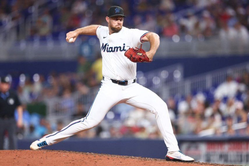 El derecho Anthony Bender, de los Marlins de Miami, trabaja durante un juego, el 22 de julio de 2025.
