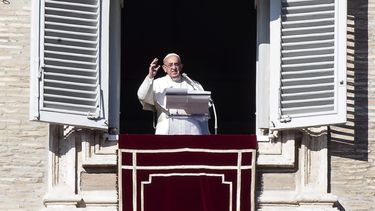 El papa Francisco habla desde la ventana en Ciudad del Vaticano&nbsp;