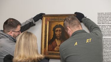 Dos personas sacan el cuadro Ecce Homo para devolvérselo a Polonia, en el Museo de Pontevedra en España el 25 de enero de 2023.