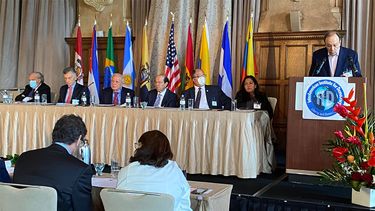 Carlos Alberto Montaner habla durante el foro Defensa de la Democracia en las Américas.