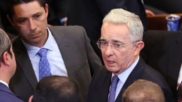 El senador colombiano Álvaro Uribe Vélez habla con sus colegas en el Congreso el 20 de julio de 2018, en Bogotá, Colombia.&nbsp;
