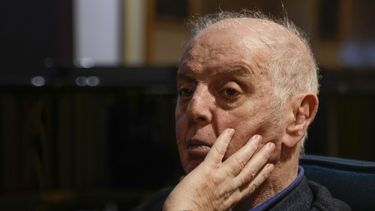 El pianista y director de orquesta nacido en Argentina Daniel Barenboim charla con The Associated Press durante una entrevista en el teatro La Scala en Milán, Italia, el 14 de febrero de 2023.&nbsp;