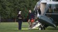 El presidente Joe Biden baja la escalinata del Marine One acompañado de su esposa Jill Biden.&nbsp;